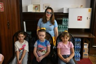 Uczennice klasy I a i I b oraz wychowawczyni Zespołu Szkolno-Przedszkolnego w Krzczonowie w Starostwie Powiatowym w Lublinie