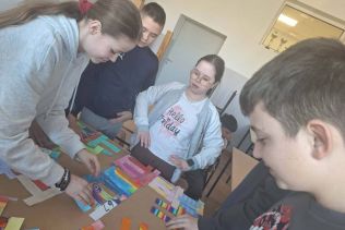 Uczniowie wykonujący plakat na dzień liczby pi
