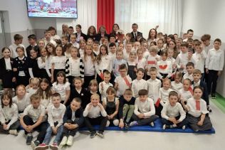 Uczniowie i nauczyciele pozują do zdjęcia2