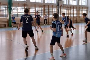 Chłopcy podczas gry w ręczną na zawodach w Bychawie