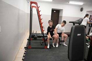 uczniowie  ćwiczący hantlami