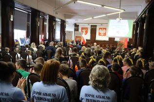 Sala kolumnowa starostwa powiatowego w Lublinie, uczestnicy zakończenia innowacji pedagogicznej.