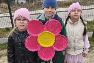 Magdalena Psujek, Maria Kozyra z wykonaną ozdobą wiosenną.