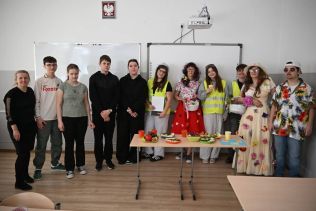 Uczniowie klasy 8 b z panią wiosną i wychowawczynią.