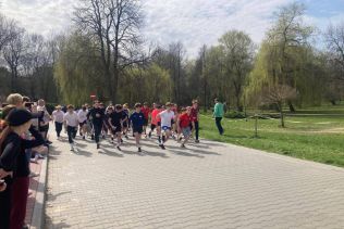 Początek biegu chłopc&oacute;w na zawodach