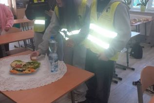 Julia Gryka, Maja Mazurek, Sylwester Krawczyk w trakcie Dnia Samorządności odgrywają rolę komisji nadzorującej wykonane prace uczni&oacute;w poszczeg&oacute;lnych klas.
