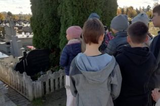 Klasa V a przy grobie bohater&oacute;w września 1939 roku