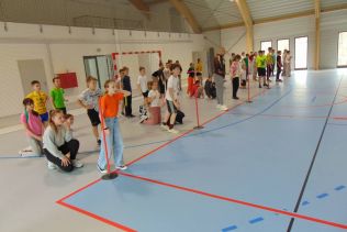 Uczniowie klas 4, 5 i 6 w czasie rozgrywek sportowych na hali sportowej
