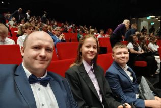 Stypendyści z opiekunem w Sali Operowej