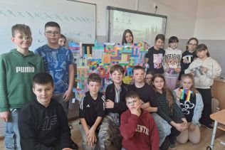 grupa uczni&oacute;w prezentująca plakat na dzień liczby pi