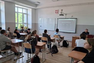 Uczniowie klas 7 i 8 na spotkaniu  z Panem dzielnicowym w ramach og&oacute;lnopolskiej akcji Tydzień dla bezpieczeństwa.