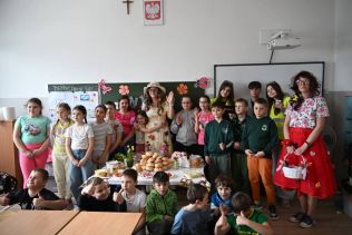 Uczniowie klasy 3b z panią wiosną i wychowawczynią