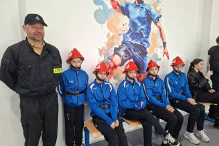 dziewczęta na ławce z opiekunem Marcinem Szoździńskim