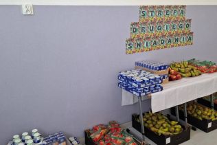 Strefa drugiego śniadania, owoce i warzywa na stoł&oacute;wce szkolnej.