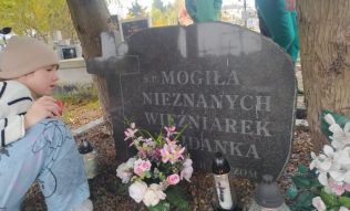 Klasa V b przy mogile więźniarek Majdanka