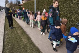 Grupa 3- latków i 6-latków na spacerze w poszukiwaniu oznak wiosny.
