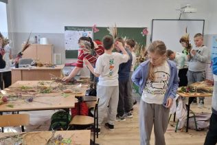 Uczniowie wijący plmy