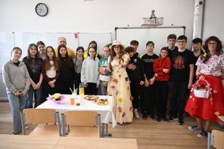 Uczniowie klasy 7a z panią wiosną i wychowawcą.