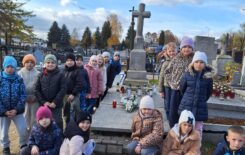 Więcej o: Klasa II a przy grobie ks. Wojciecha Wiązkowskiego